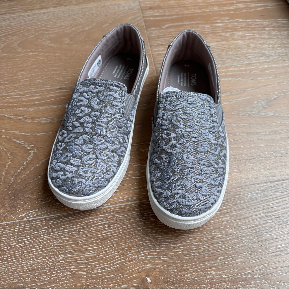 NWT TOMS Unisex LUCA Nuetral Gray Cheetah Embroidery/Twill Gilmmer Youth 4